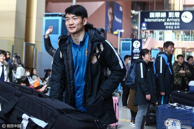 图片报表示一份顶级合同对于吉拉西而言十分有吸引力，球员梦想去英超踢球，包括曼联、纽卡、西汉姆联都在关注他，此外德甲的多特也有意吉拉西。
